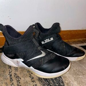 Very comfy, only worn twice, kind of dirty, otherwise great condition!